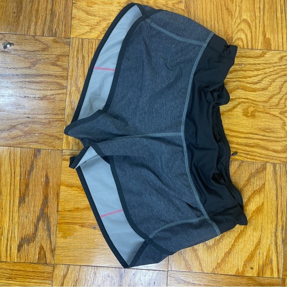 Lululemon Speed Short 2.5” size 10 - Picture 2 of 6